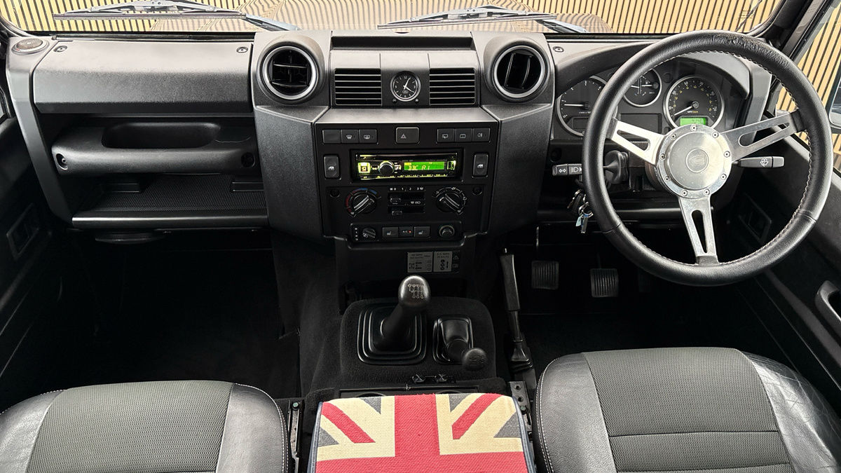Land Rover Defender 90 Image 12