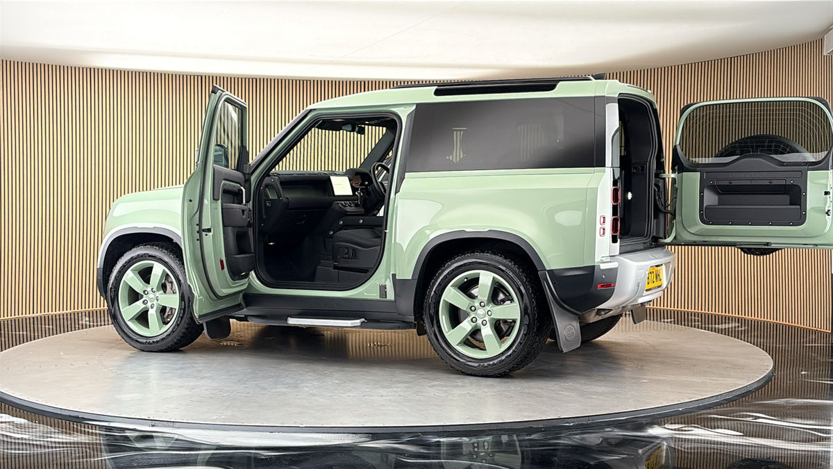 More views of Land Rover Defender 90