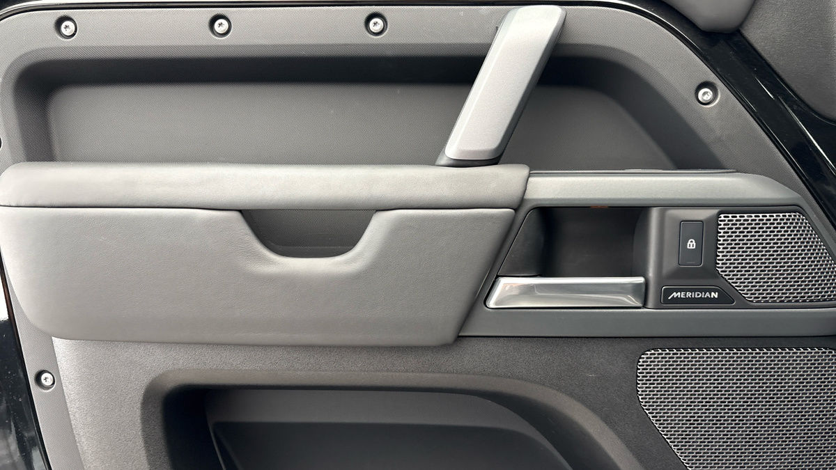 Land Rover Defender 110 Image 19