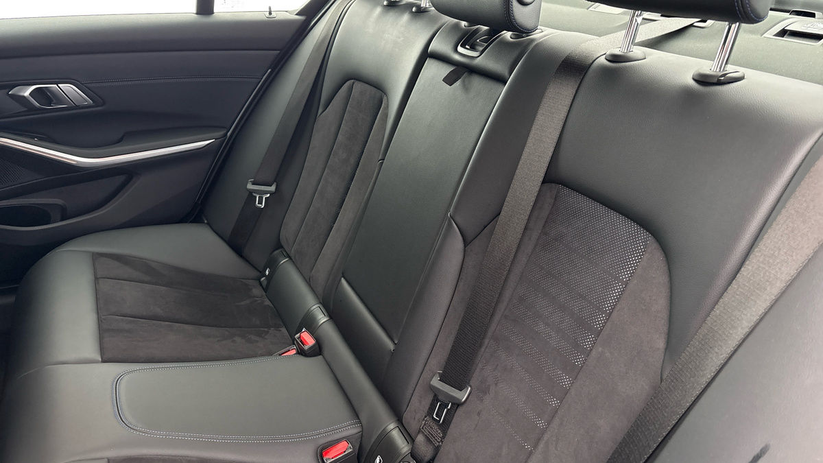 BMW 3 Series Image 8