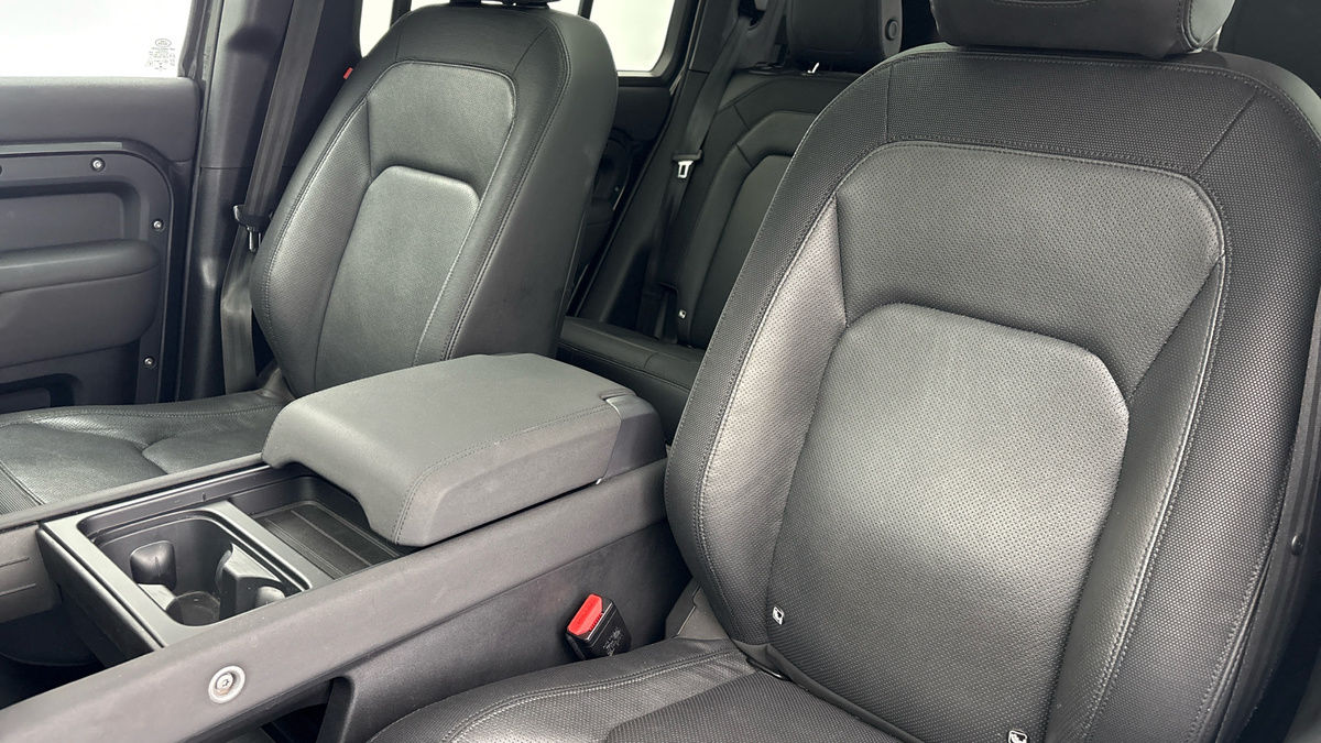 Land Rover Defender 110 Image 13