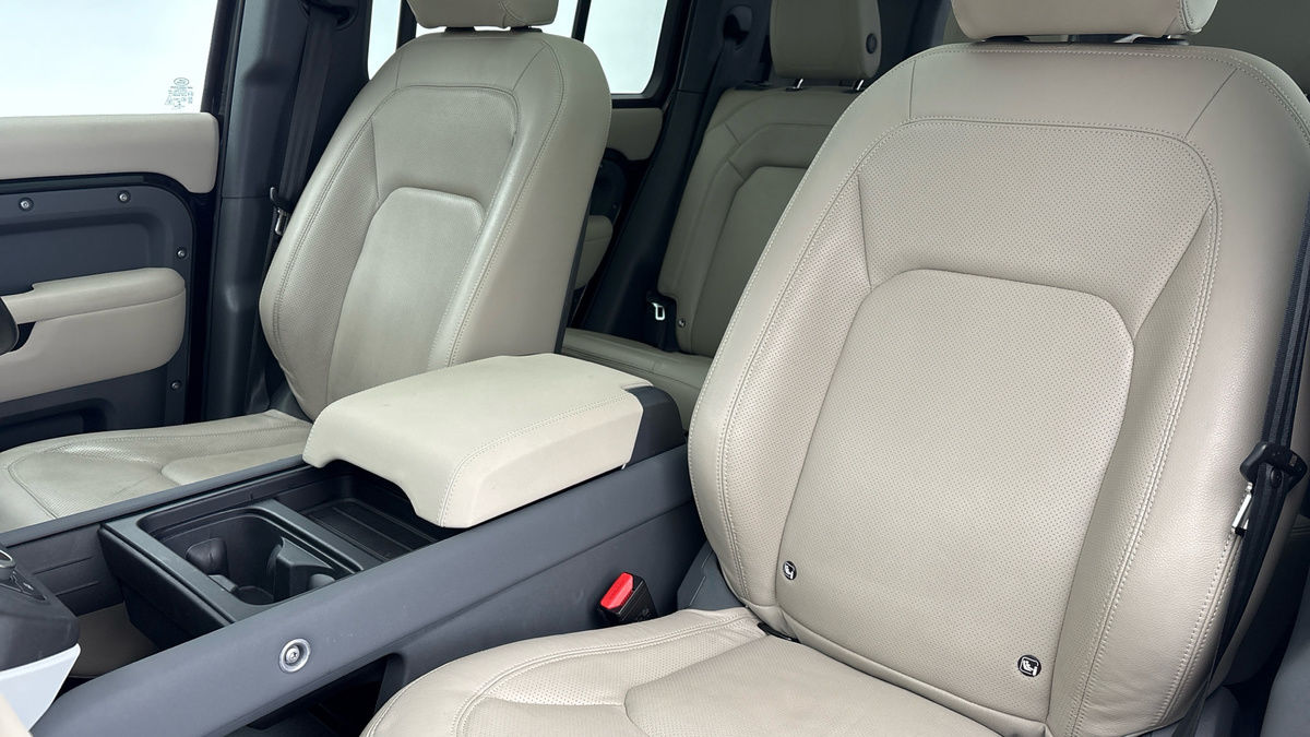 Land Rover Defender 110 Image 7