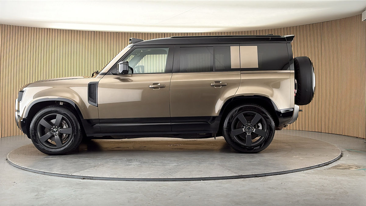Land Rover Defender 110 Image 15