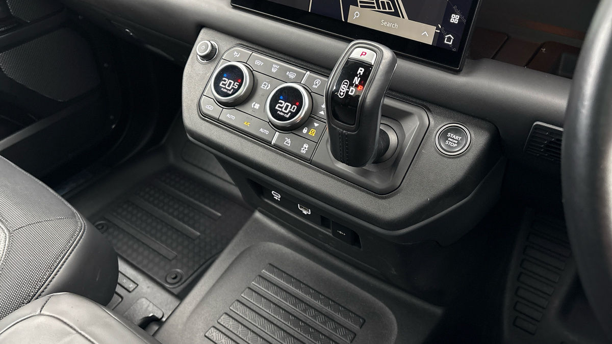 Land Rover Defender 110 Image 18