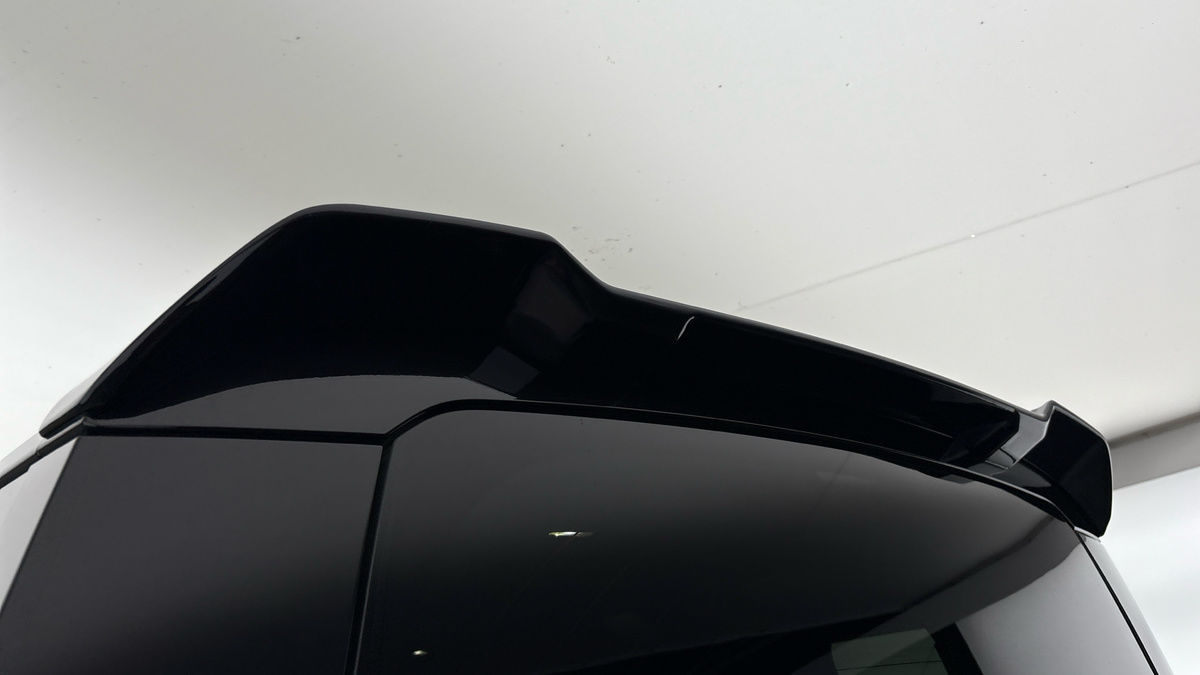 Land Rover Defender 110 Image 28