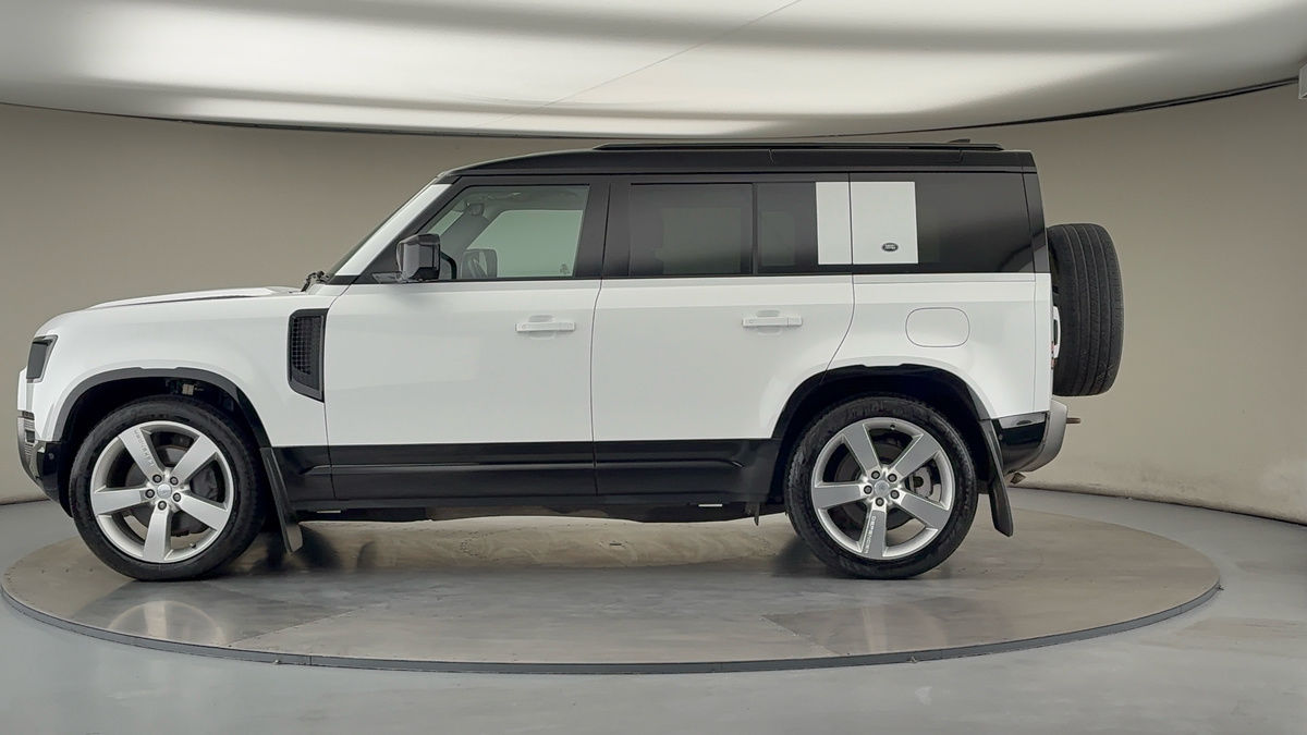 Land Rover Defender 110 Image 15