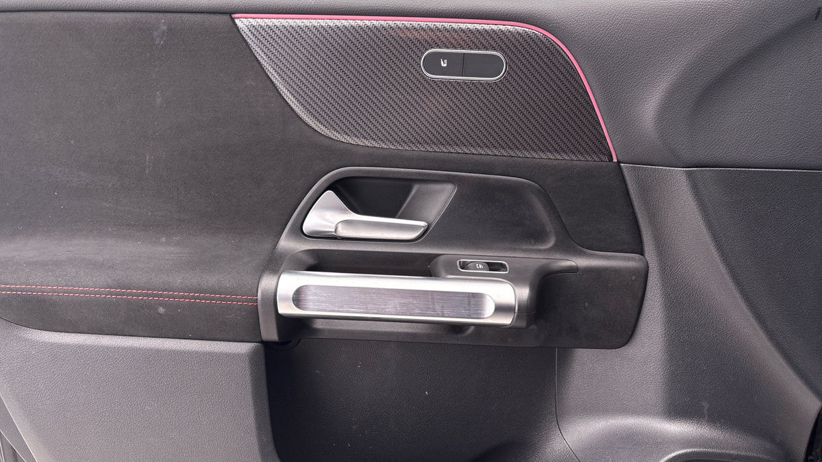 Mercedes-Benz GLB Image 19