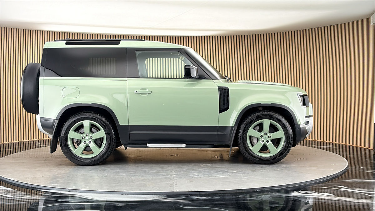 Land Rover Defender 90 Image 16