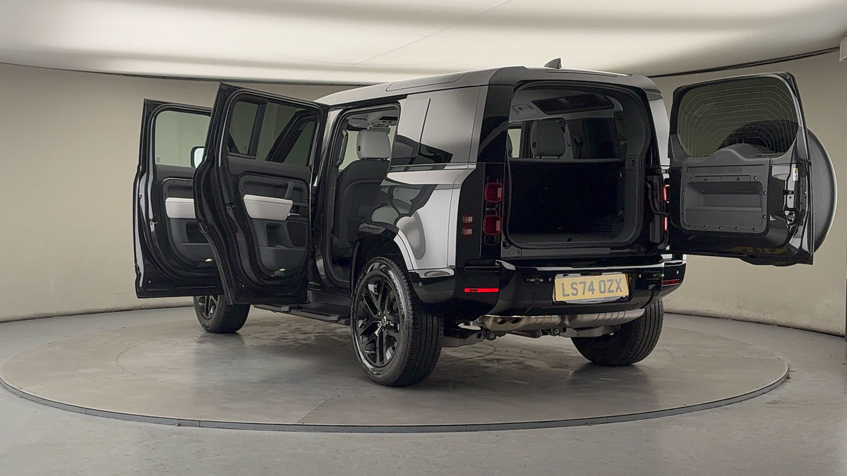 Land Rover Defender 110 Image 23