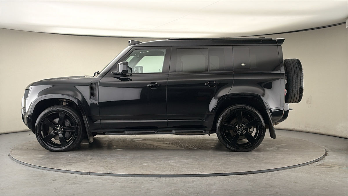 Land Rover Defender 110 Image 15