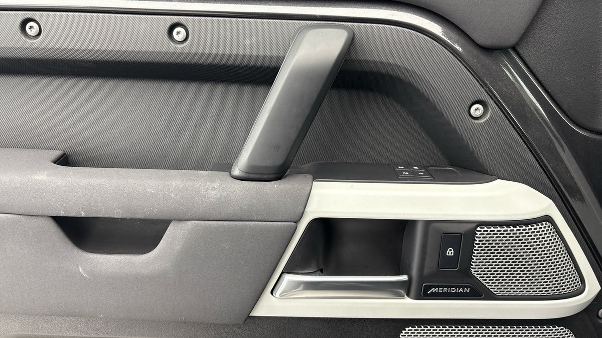 Land Rover Defender 130 Urban Image 19