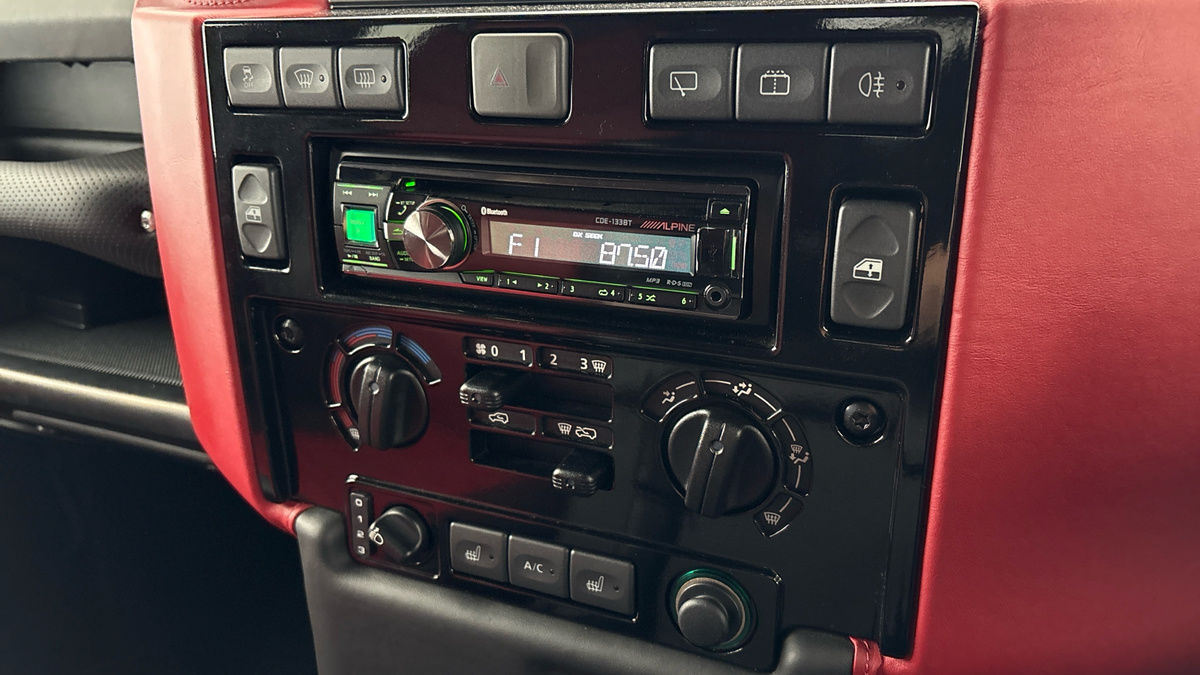 Land Rover Defender 90 Image 17