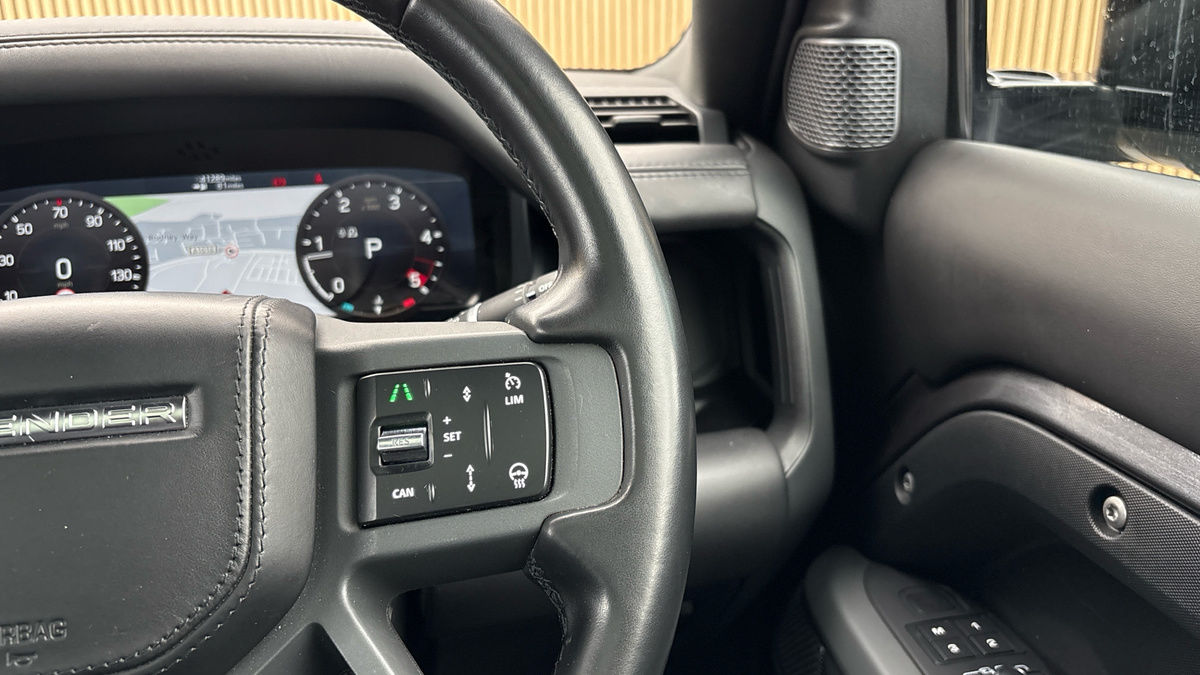 Land Rover Defender 110 Image 14