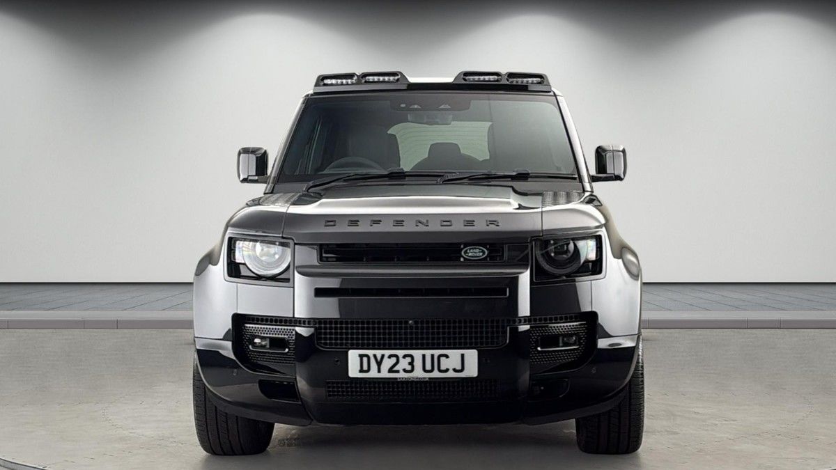Land Rover Defender 110 Image 5