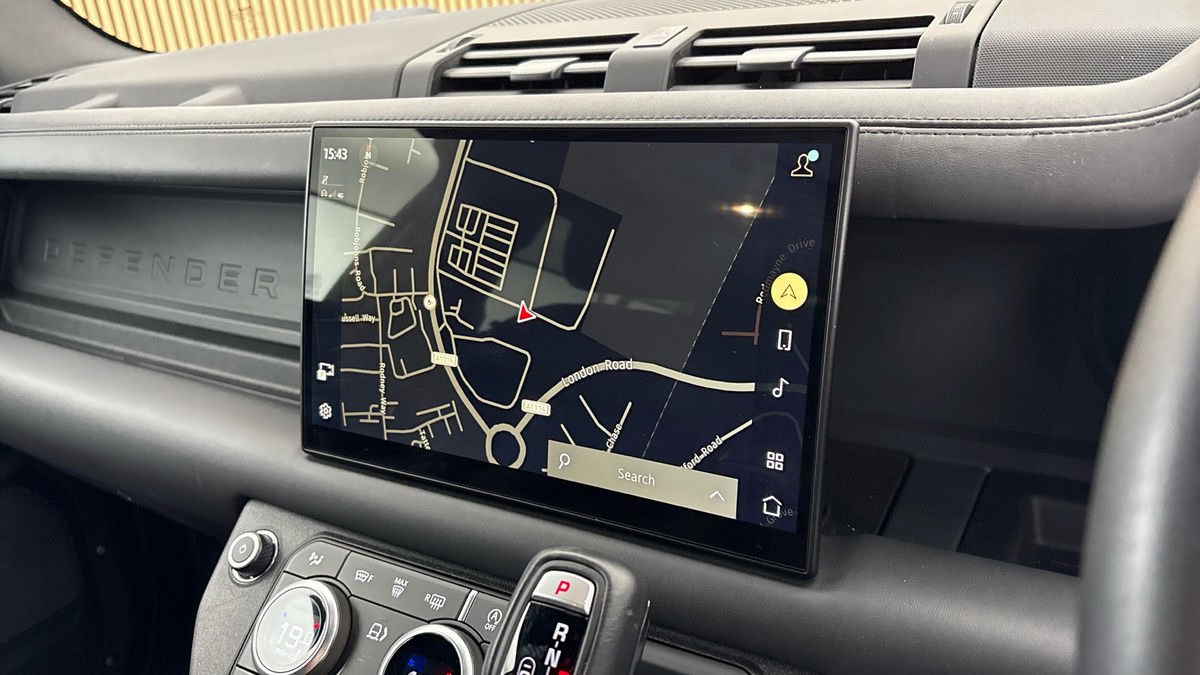 Land Rover Defender 110 Image 17
