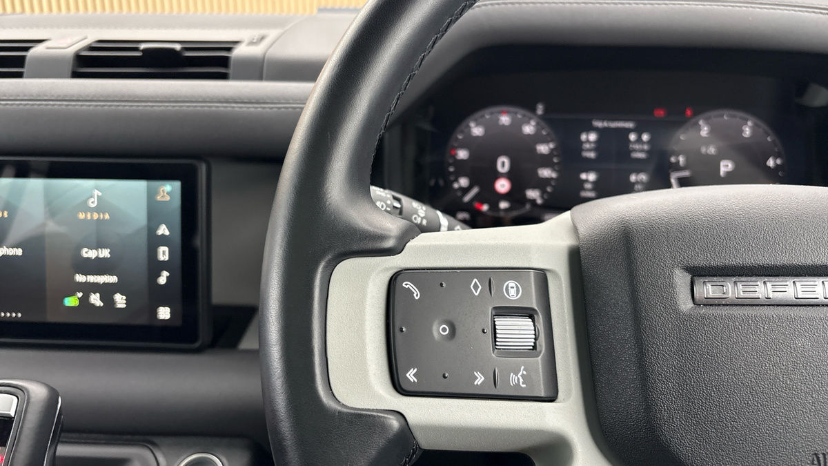 Land Rover Defender 110 Image 13