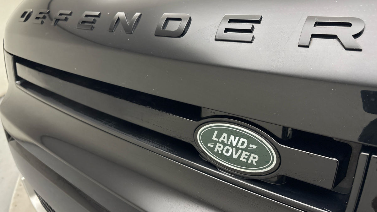 Land Rover Defender 110 Image 24