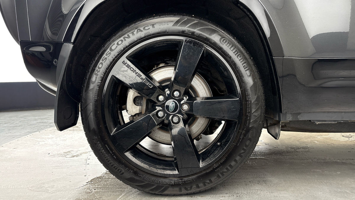 Land Rover Defender 110 Image 10