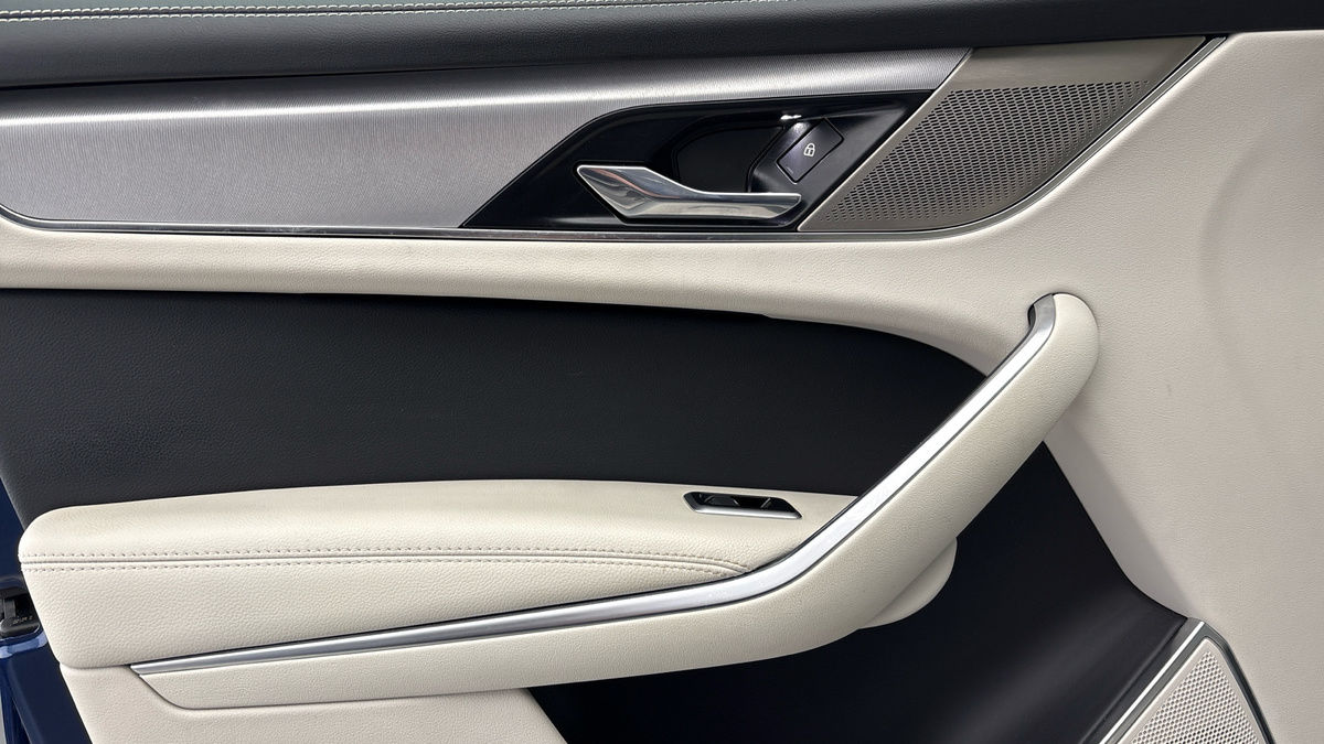 Jaguar F-PACE Image 19