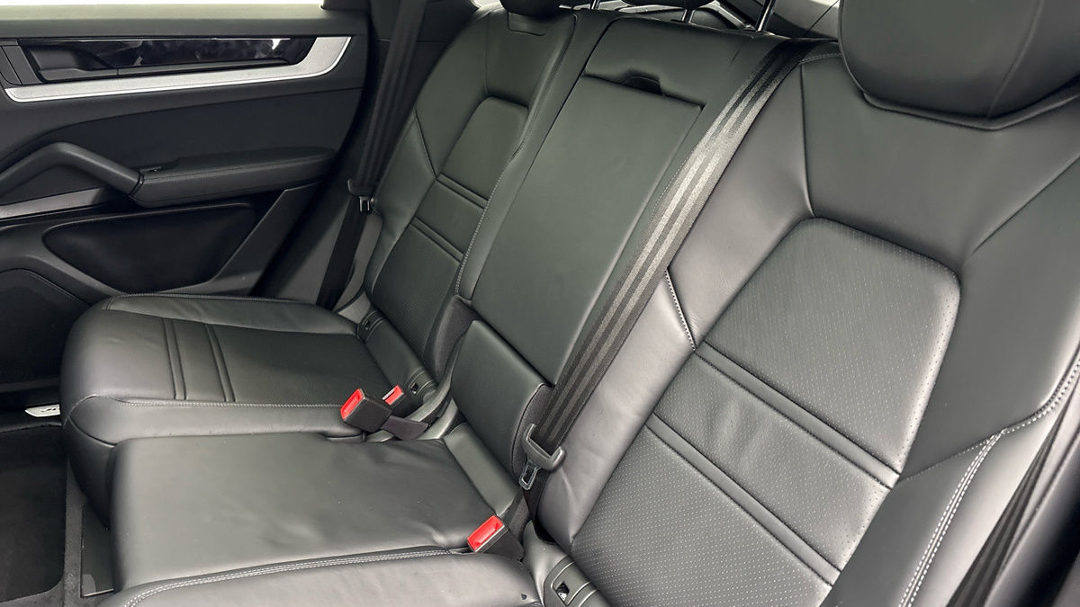 Porsche Cayenne Image 8