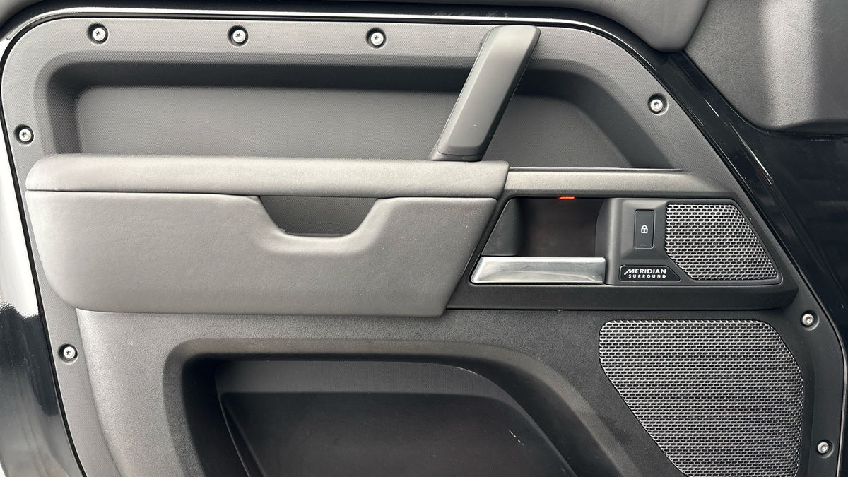 Land Rover Defender 110 Image 19