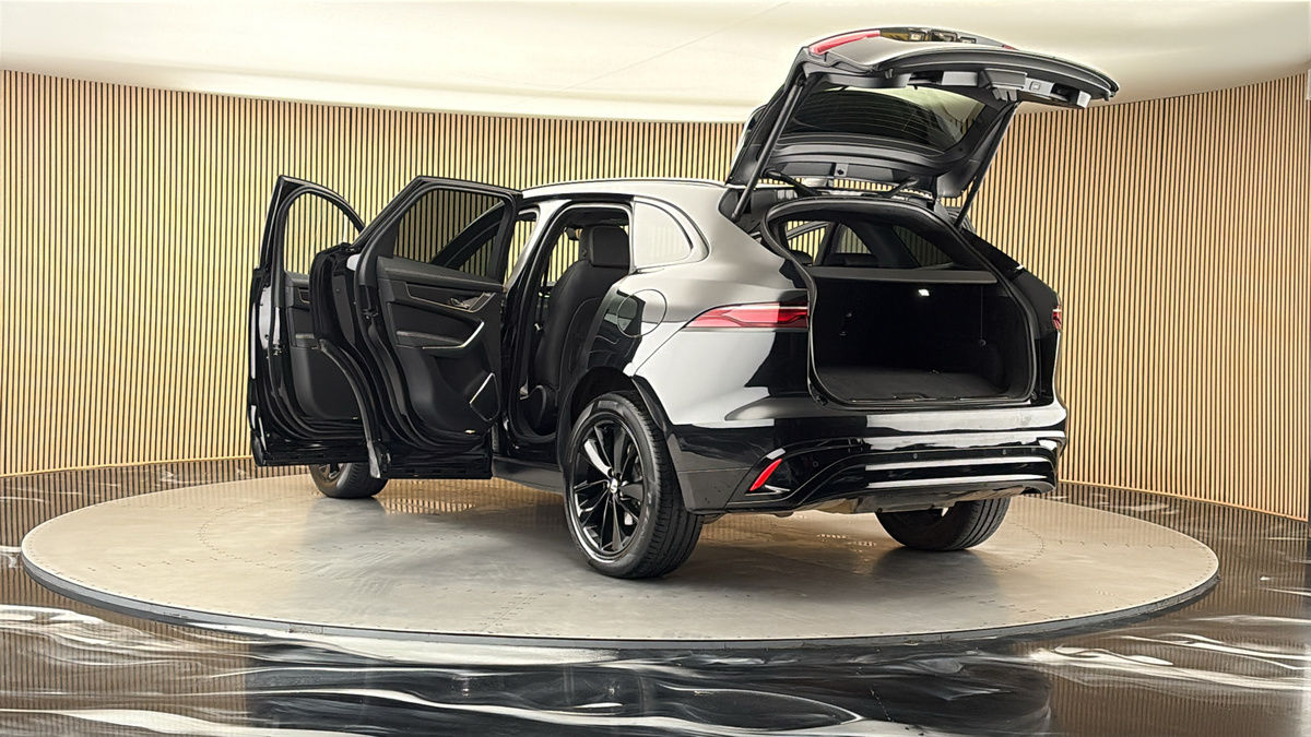 Jaguar F-PACE Image 23