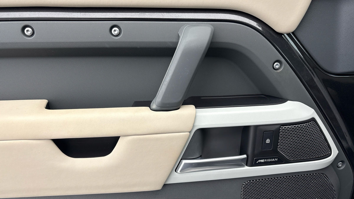 Land Rover Defender 90 Image 19