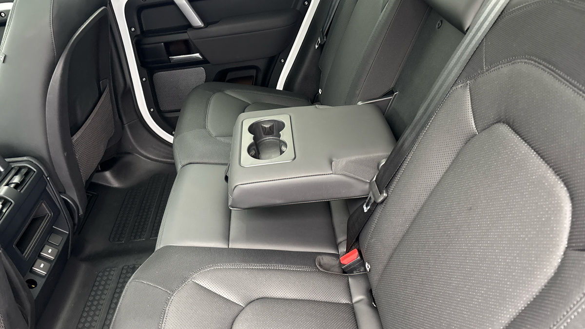 Land Rover Defender 110 Image 9