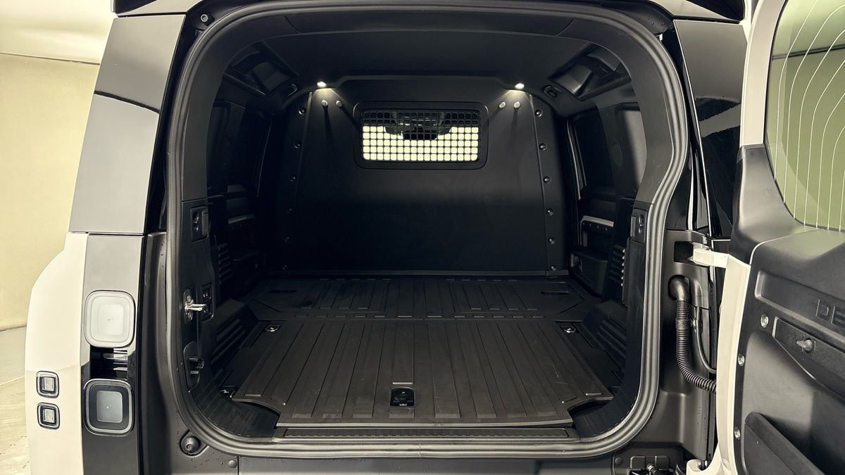 Land Rover Defender 110 Urban Image 11