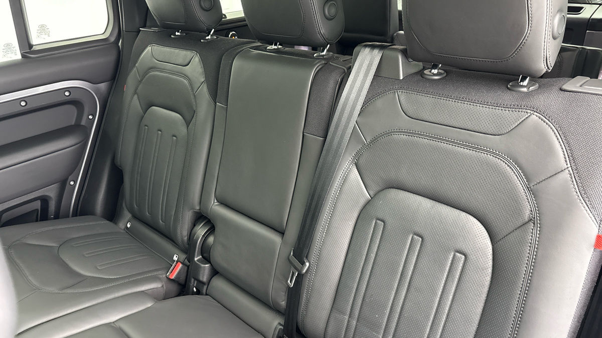 Land Rover Defender 110 Image 8