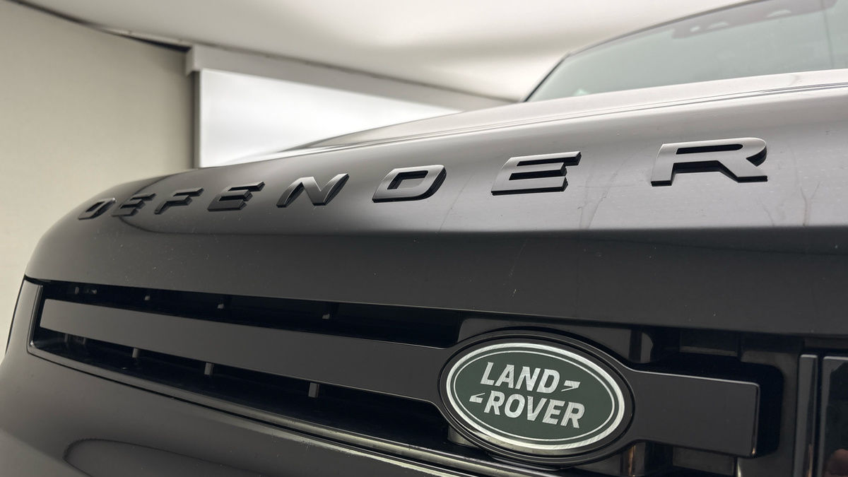 Land Rover Defender 110 Image 24
