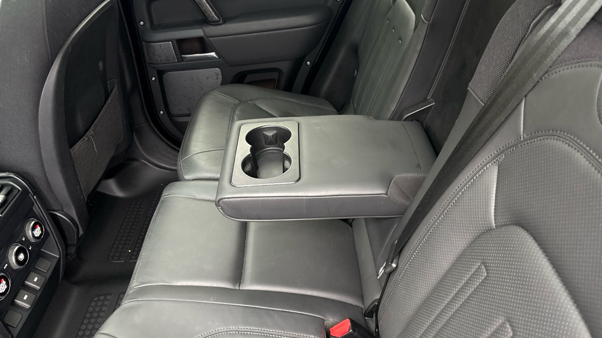 Land Rover Defender 110 Image 9