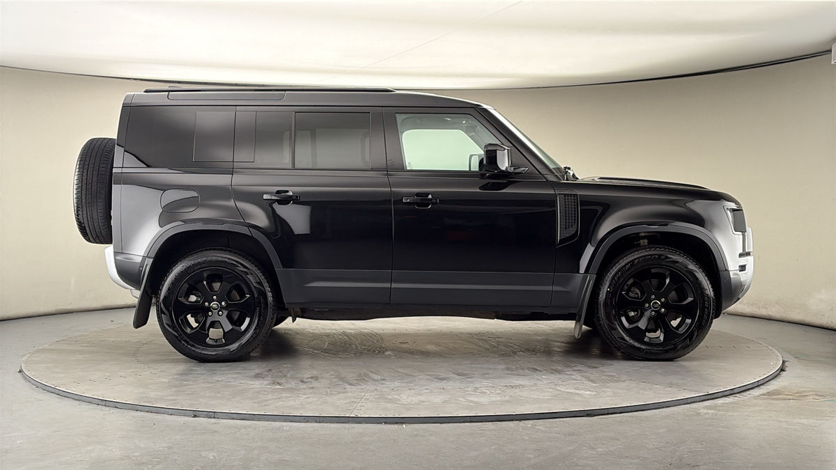 Land Rover Defender 110 Image 16