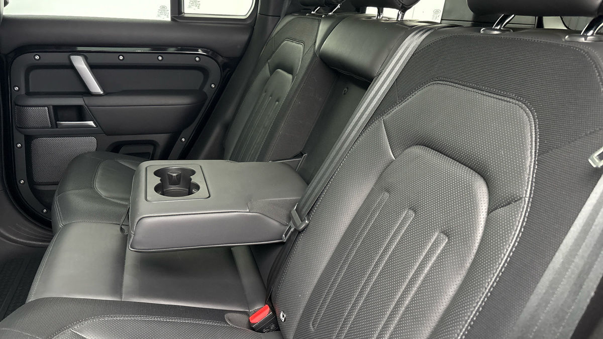 Land Rover Defender 110 Image 9