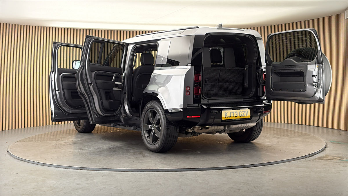Land Rover Defender 110 Image 23