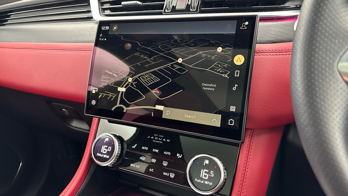 Jaguar F-PACE Image 17