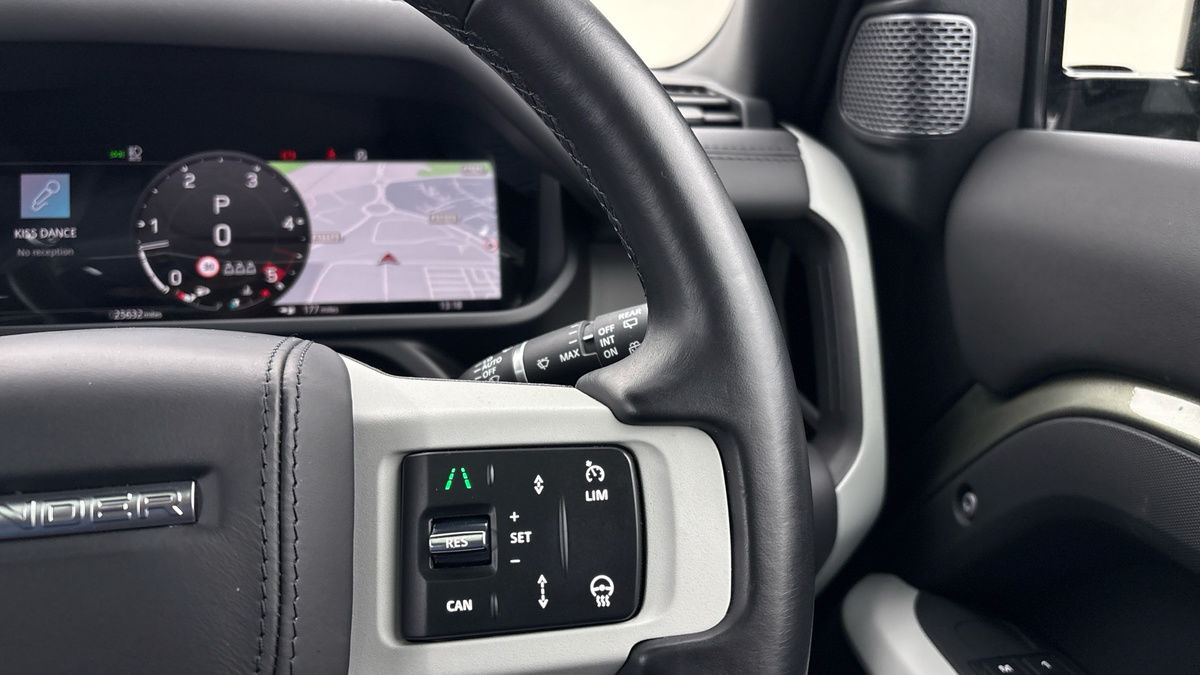 Land Rover Defender 110 Image 14