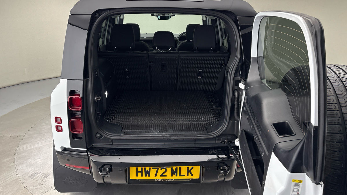 Land Rover Defender 110 Image 11