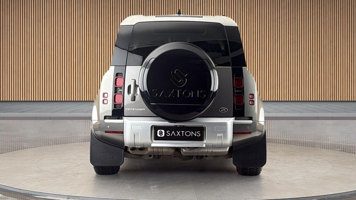 Land Rover Defender 110 Image 4