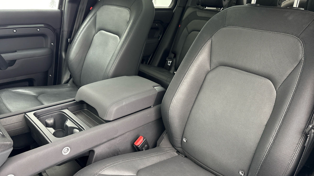 Land Rover Defender 110 Image 7