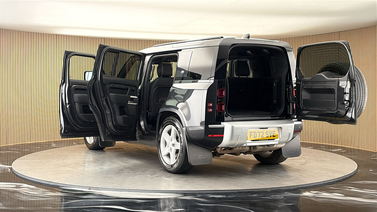 Land Rover Defender 110 Image 23