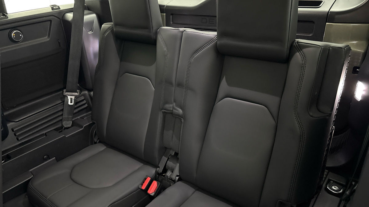 Land Rover Defender 110 Image 26