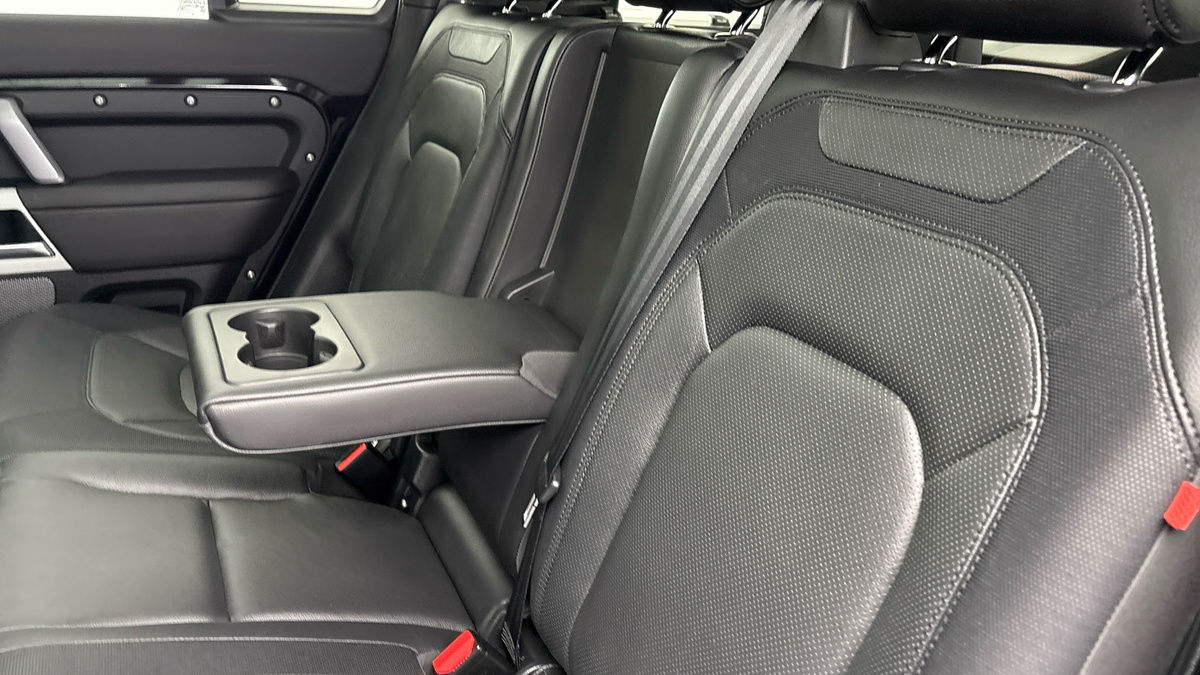 Land Rover Defender 110 Image 9