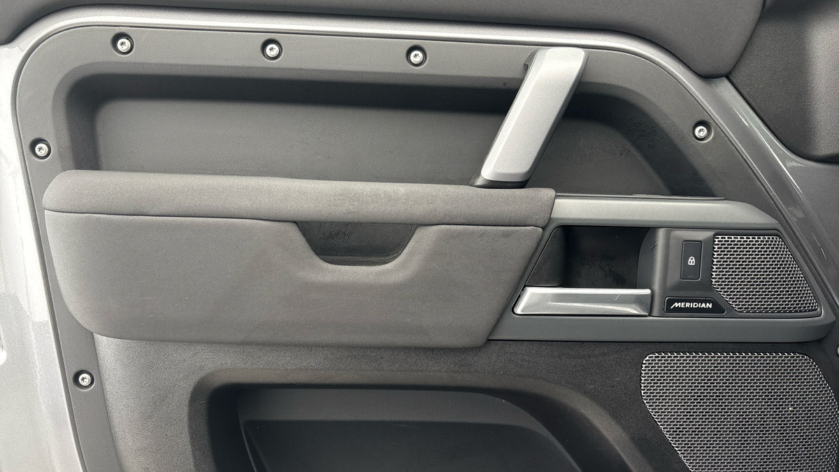 Land Rover Defender 110 Urban Image 19