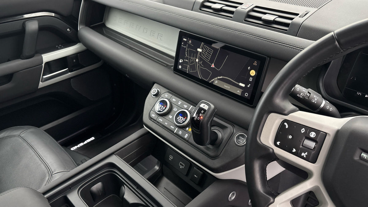 Land Rover Defender 110 Image 18
