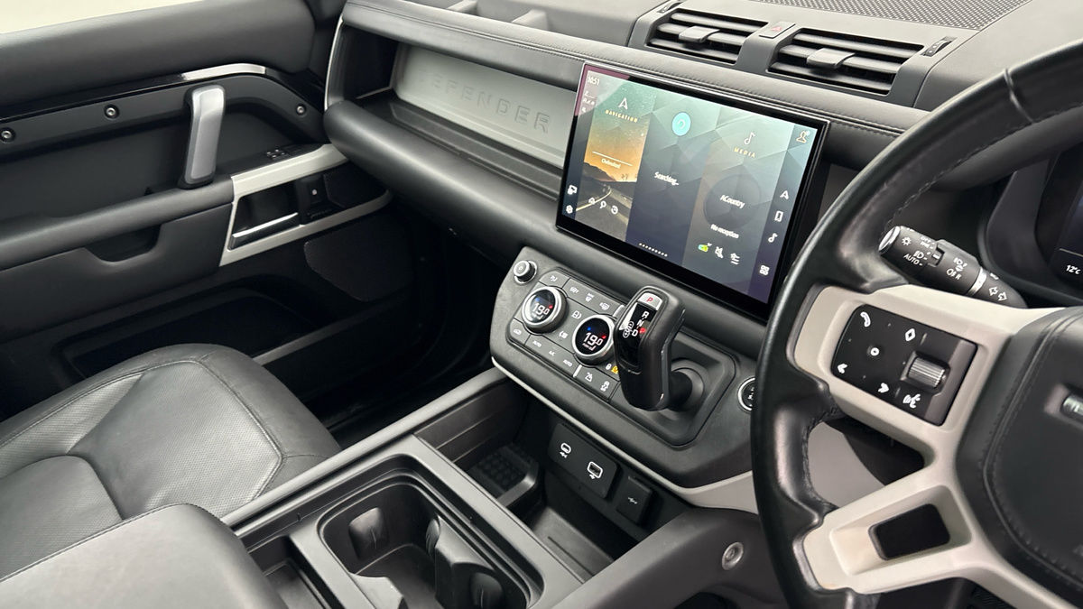 Land Rover Defender 110 Image 18