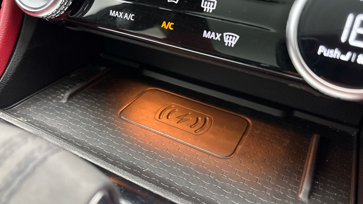 Jaguar F-PACE Image 30