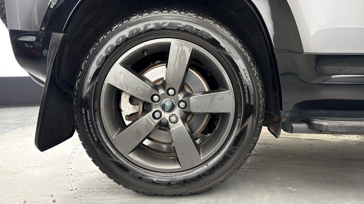 Land Rover Defender 110 Image 10