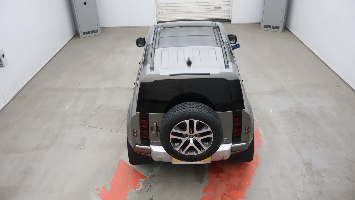 Land Rover Defender 110 Image 8
