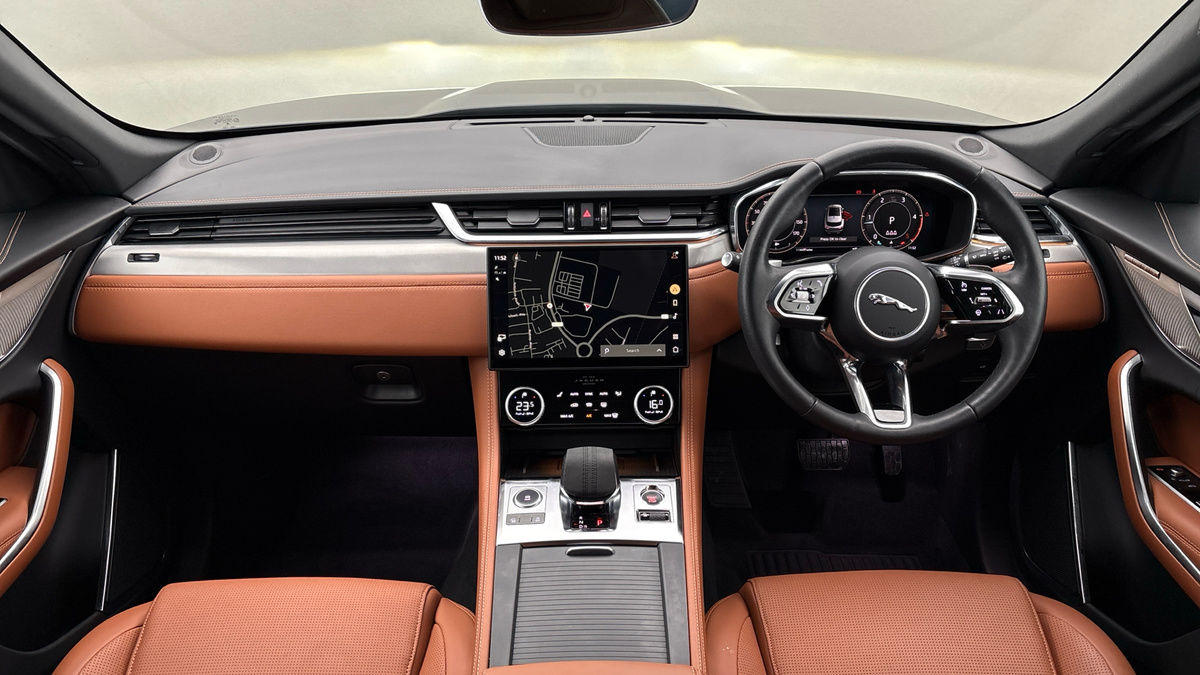 Jaguar F-PACE Image 12